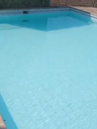 Depois: a mesma piscina com a água azul-clara e limpa