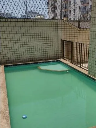 Antes: piscina cercada de parede de pastilha, com a água verde