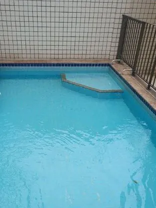 Depois: a mesma piscina com a água azul-clara e limpa