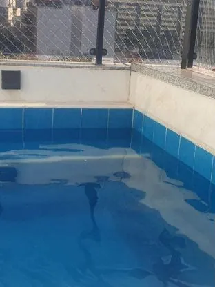 Depois: a mesma piscina com a água azul e o fundo à mostra